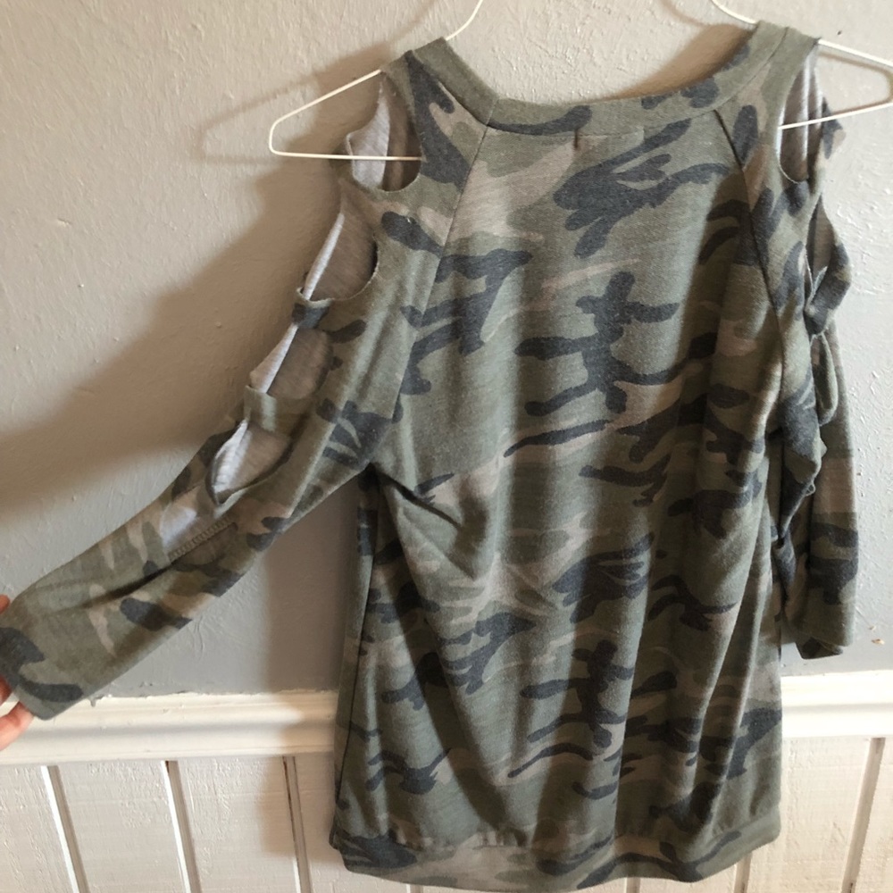 Camo 3/4 cut sleeve top